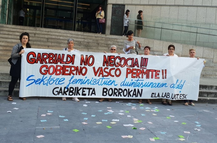 Trabajadoras de la limpieza de comisarias y edificios judiciales de Gipuzkoa deciden continuar con la huelga hasta el 16 de octubre