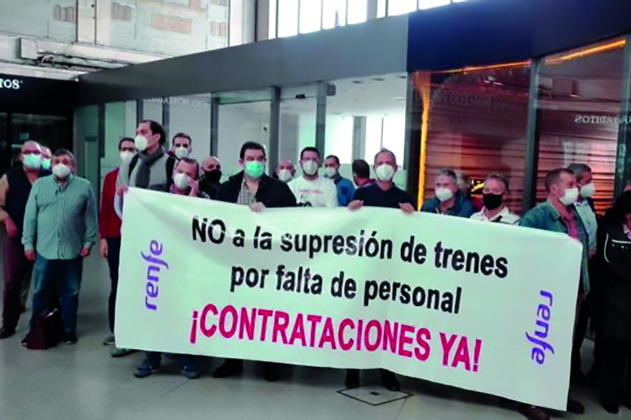 Trabajadores de Renfe denuncian en Bilbao la falta de maquinistas y la continua supresión de trenes de cercanías