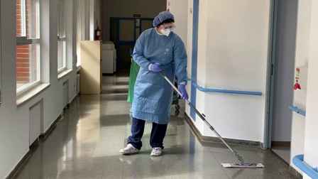 Las plantillas de la limpieza hospitalaria de Granada se movilizarán por la falta de convenio y el peligro de un ERE encubierto