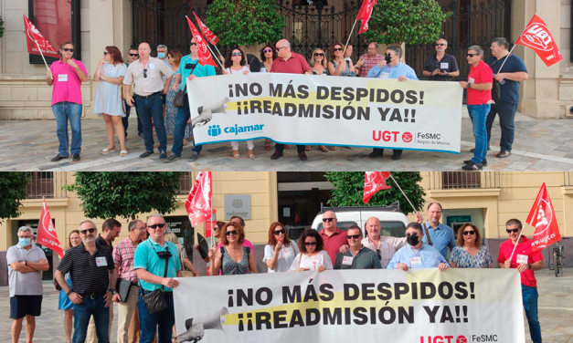 UGT se concentra en Murcia en protesta por despidos en Cajamar