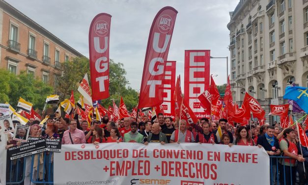 Concentración frente al Congreso de los Diputados para pedir más empleo en Renfe y el desbloqueo de la negociación colectiva
