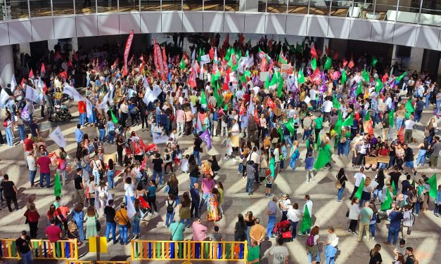 Concentración de más de 1000 personas en contra de la ZGAT en Sevilla