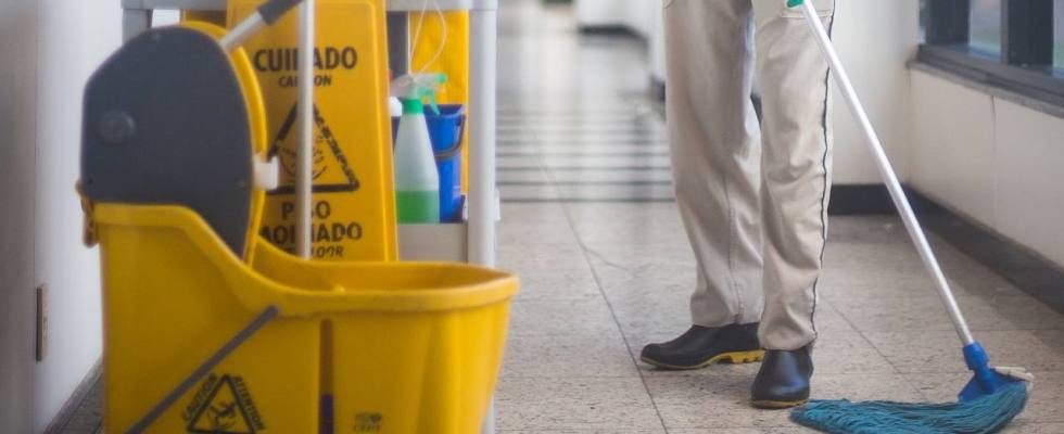 UGT denuncia la agresión sufrida por una trabajadora de limpieza en el aeropuerto Madrid-Barajas